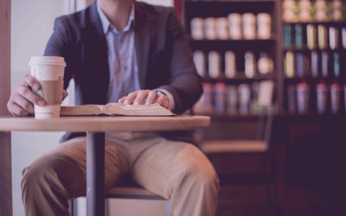 Estudiantes colaborando en proyectos de desarrollo web